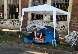 Tra le macerie dell’ex città-fabbrica c'è anche chi è costretto a dormire in tenda