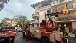 Prende fuoco una casa di tre piani a Pinerolo: residenti sotto shock