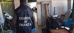 VIDEO - Sfruttati in nero e ammassati in un sottotetto: la Finanza "libera" 28 lavoratori