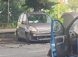 Perde il controllo del mezzo e va a sbattere contro un'altra auto