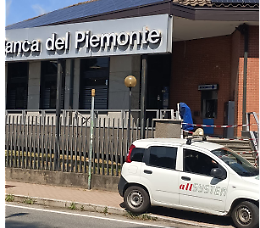 Fanno saltare in aria lo sportello del bancomat e si portano via tutti i soldi