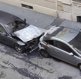 Prima l'esplosione poi l'incendio, vanno a fuoco due auto parcheggiate