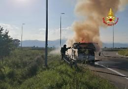 Camper incendiato sulla strada per Sestriere: decisivo l'intervento immediato dei pompieri