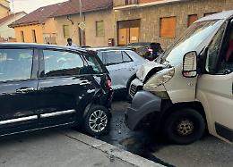 Carambola da paura fra cinque auto: tre feriti e danni a un palazzo 