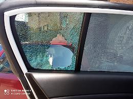 Prima i fuochi, poi le auto spaccate in strada: "Qui le cose non cambiano mai"