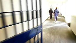 Niente docce, infezioni e suicidi: "Così il carcere è l'università del crimine"