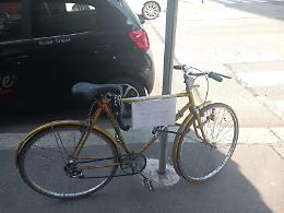 La storia a lieto fine della bicicletta salvata grazie all'altruismo di un cittadino