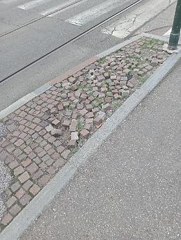 Marciapiede pericoloso in via Genova: "E' da un anno che non lo riparano" 