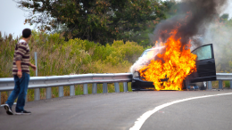 Incidente a Torino Bertolla: auto in fiamme e traffico in tilt