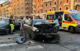 Tre feriti nello schianto fra due auto. Abbattuto anche un semaforo
