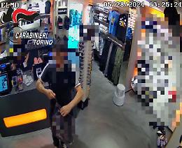 Chiude la nonnina in cantina e la rapina - VIDEO
