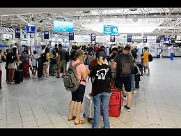 Fino a 3 ore di ritardo e un volo cancellato. La situazione a Caselle - IL VIDEO 