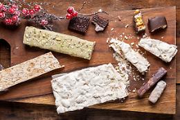 Miele, mandorle, noci, albume
Arriva il torrone di Cremona