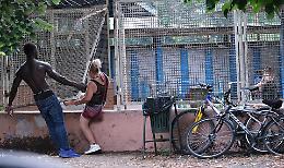Barriera di Milano, così i disperati si sono ripresi (di nuovo) l'ex piscina - IL VIDEO