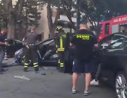 Schianto da paura, auto distrutte e due feriti in ospedale - VIDEO