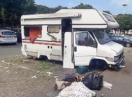 Il bivacco dei nomadi assedia l'area camper "E' dura da otto anni"