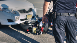 Scontro frontale tra auto e moto a Priacco
