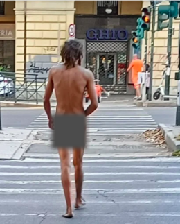 Uomo completamente nudo urla e disturba i passanti in corso Vittorio Emanuele