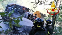 Camion esce di strada, precipita nel burrone e prende fuoco. Difficile intervento dei pompieri in Val Pellice