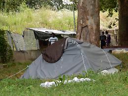 «Quella tenda da campeggio è mia, me l'hanno rubata i tossici»