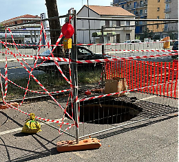 Voragine in  corso Grosseto, la Circoscrizione al Comune: «Commercio penalizzato»
