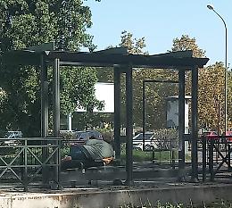 Una fermata del tram di Mirafiori trasformata in dimora per un senza tetto