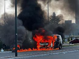 Furgone divorato dalle fiamme all'uscita dell'autostrada Torino-Milano - IL VIDEO