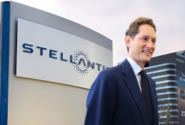 Stellantis, licenziamenti via mail: ecco dove (mentre Elkann e i francesi si "blindano")