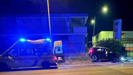  Favria: auto esce di strada in via Caporal Cattaneo