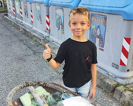 A 8 anni ripulisce la strada in cui  vive. Il bimbo spazzino premiato in Comune a Montalenghe