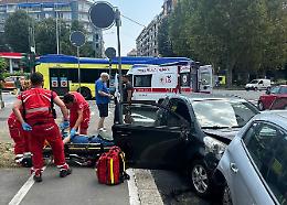Perde il controllo e va a sbattere contro le auto parcheggiate: due feriti in ospedale