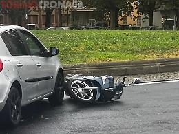 Piazza Rivoli, auto contro scooter: una ragazza in codice giallo 