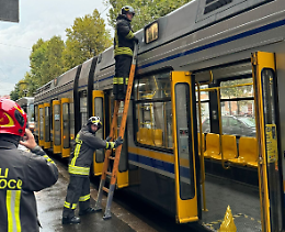 Maltempo: un fulmine colpisce un tram carico di passeggeri, paura a Torino 