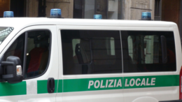 Svuota un estintore sulle auto in un parcheggio ma evita la denuncia perché ha meno di 14 anni