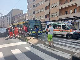 Camion centra in pieno il bus stracolmo di passeggeri: quattro feriti all'ospedale