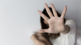 Orrore a Biella: donna violentata davanti al figlio dal muratore di casa