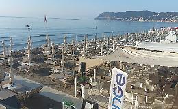 Ombrelloni chiusi in segno di protesta: l'ultima speranza dei balneari