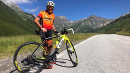 Per festeggiare i 90 anni pedala per 50 chilometri fino al santuario più alto d’Europa: l’impresa di Beppe Costamagna