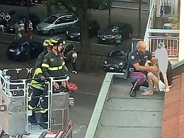 Sale sul quarto piano del palazzo e tenta il suicidio: salvato da due poliziotti-eroi