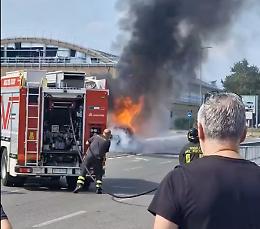 Fa il rabbocco all'auto e scoppia l'incendio: paura in corso Marche