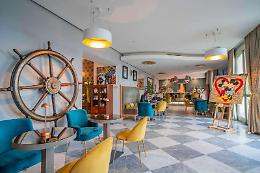 C'è chi preferisce dormire in barca e chi sceglie il Grand Hotel- museo