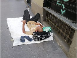 Davanti alla banca cartoni e viveri: è la “casetta” di un uomo che dorme dove capita