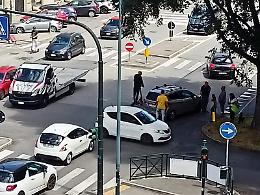 Incidente a Torino, scontro tra due auto all&rsquo;incrocio senza semaforo: ferito lieve e traffico in tilt