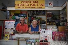 L'edicola che resiste a crisi e rapine "E teniamo aperto anche ad agosto"