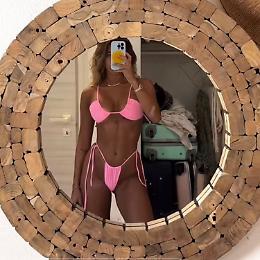 Un bikini rosa pazzesco per la bellissima Chiara Frattesi