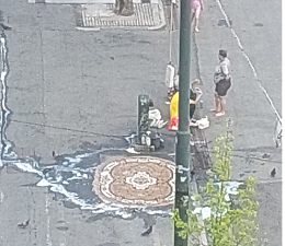 Autolavaggio improvvisato nel parcheggio: «E fanno anche il bucato...»