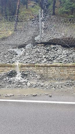 Bomba d'acqua e grandine su Fenestrelle, cade una frana sulla provinciale del Sestriere