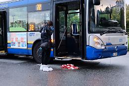 Lo accoltella sul bus 72 ma "non ricorda" di averlo fatto: «Ha un vuoto di memoria»