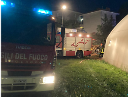 Incendio notturno a Castellamonte: distrutti trattori e macchinari agricoli