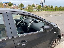 Ferragosto da incubo, armato di tombino spacca i finestrini delle auto in sosta